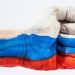 Un avant-bras au poing serré maquillé aux couleurs du drapeau russe.