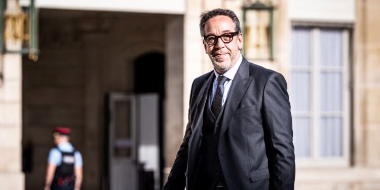 Guillaume Lacroix, président du Parti radical de gauche PRG, dans la cour d'honneur de l'Élysée avant la réunion consacrée à la dégradation de la situation internationale, le 18 septembre 2026
